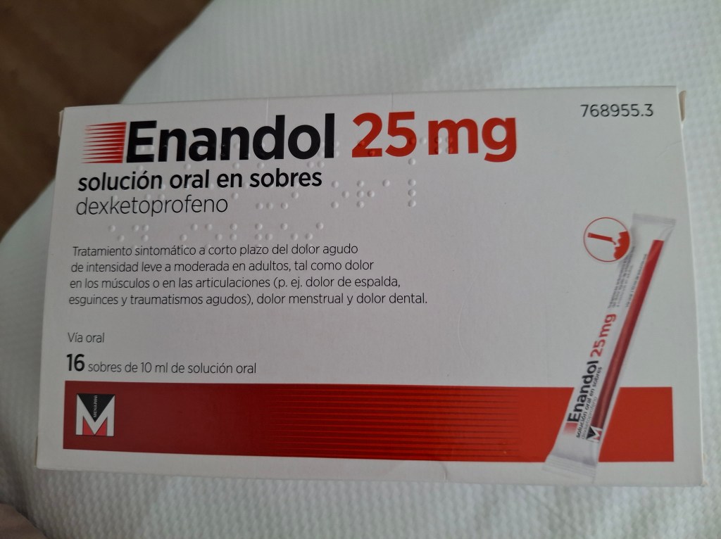 Box of Enandol 25 mg oral solution containing dexketoprofen, indicated for short-term treatment of acute pain in adults, with 16 sachets of 10 ml each.